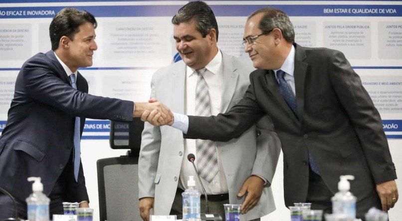 Anderson Ferreira passa o cargo de prefeito de Jaboatão para Luiz Medeiros