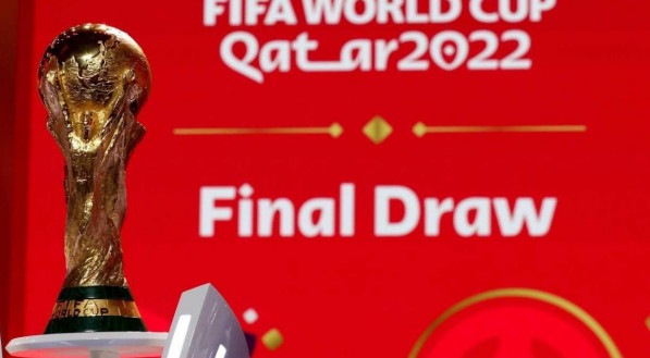 Taça da Copa do Mundo FIFA em exibição no evento do sorteio dos grupos