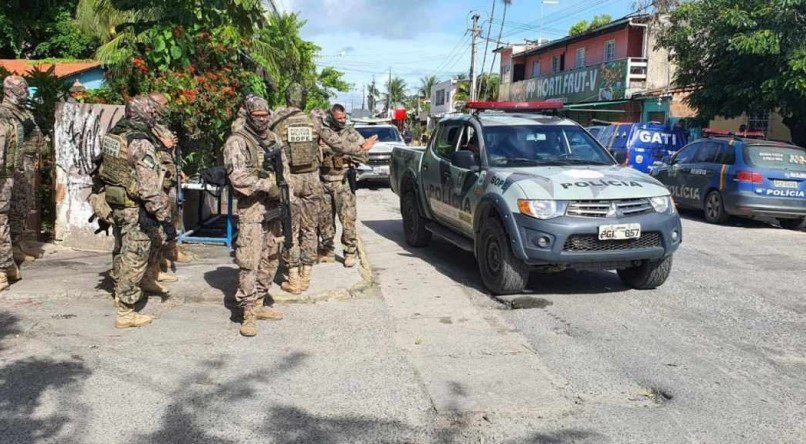 Policiais refor&ccedil;am seguran&ccedil;a em Porto de Galinhas nesta sexta-feira. Governo de Pernambuco mandou 250 PMs e civis para o local