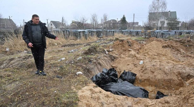 Vala na cidade de Bucha, a noroeste da capital ucraniana, Kiev