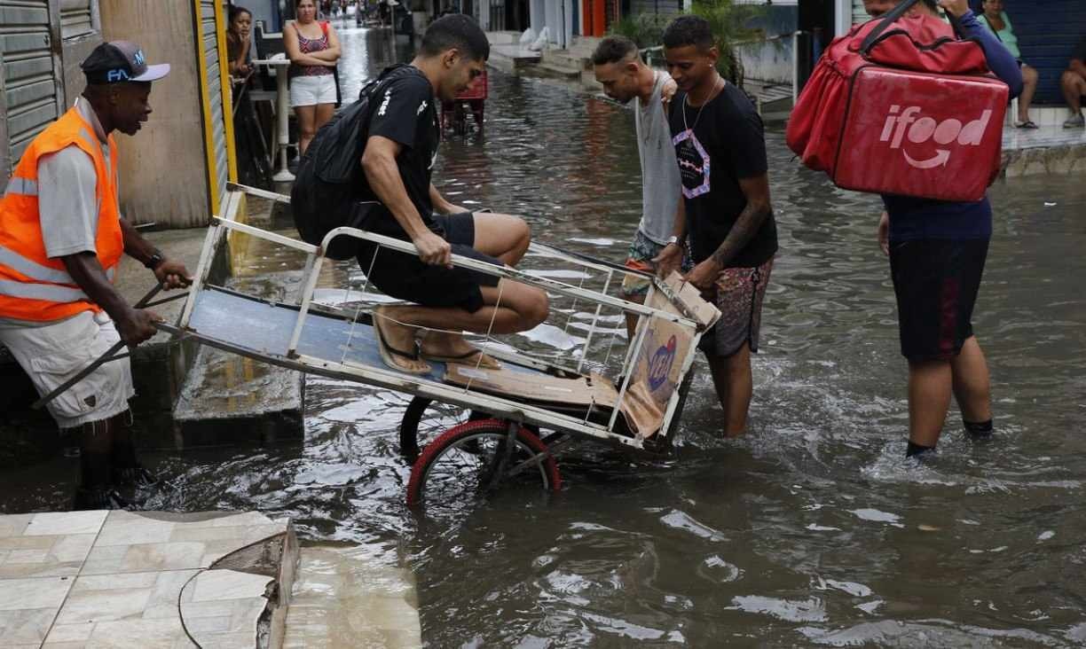 Chuvas no Rio de Janeiro deixam ao menos 15 mortos; bombeiros buscam desaparecidos
