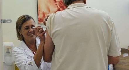 No Brasil, meta é imunizar contra gripe 76,5 milhões de pessoas até 3 de junho