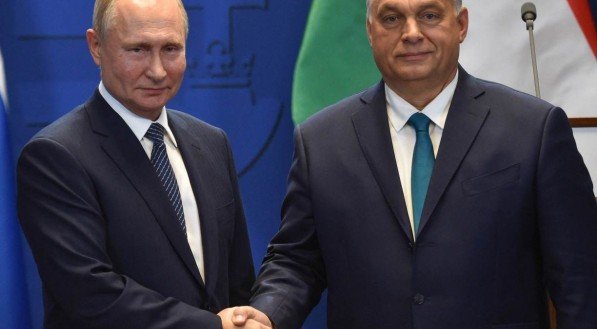 Putin e Viktor Orban conversaram por telefonte nesta sobre situação entre Russia e Ucrânia

