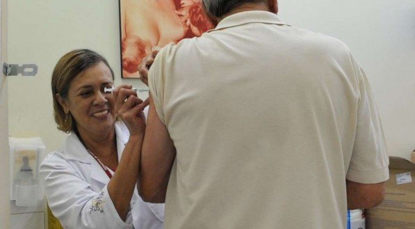 No Recife, são 170 salas (de segunda a sexta-feira) e cinco centros de vacinação (de domingo a domingo) da rede municipal, espalhados pelos oito distritos sanitários da cidade, com doses para prevenir a gripe