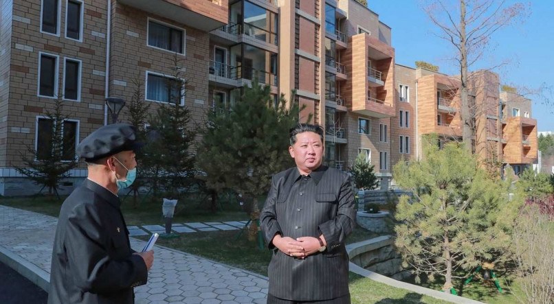 Líder norte-coreano, Kim Jong Un, inspecionando construção de área residencial em Pyongyang