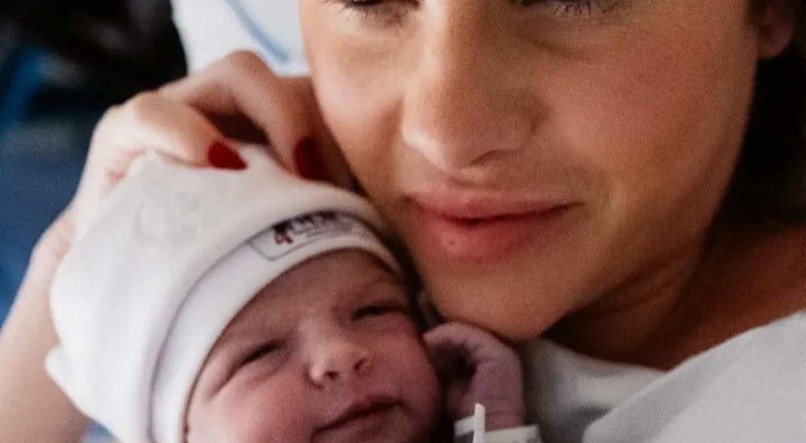 Bárbara Evans deu à luz à sua primeira filha, Ayla