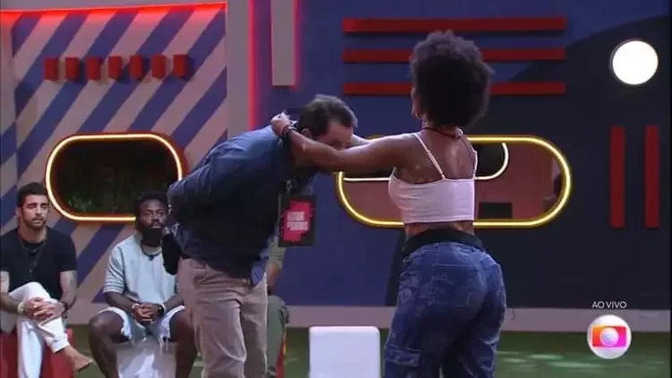Natália e Gustavo brigam durante a tarde