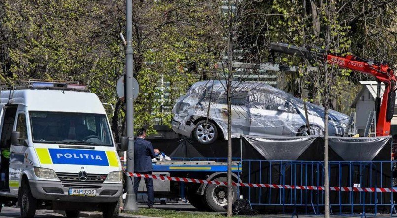 Carro bateu na entrada da embaixada russa na Romênia