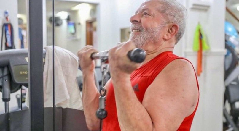 Lula compartilhou foto malhando para afirmar que está bem
