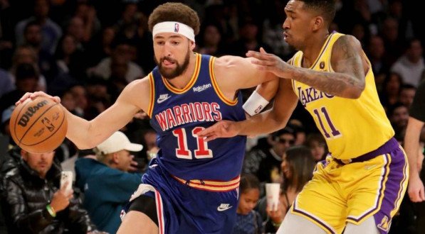 O Golden State Warriors encara o Los Angeles Lakers em jogo da temporada regular da NBA