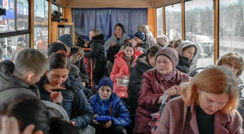 Desalojados chegam em centro de apoio em Zaporizhzhia, na Ucrânia, a 200 quilômetros de Mariupol