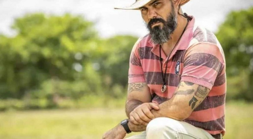 Juliano Cazarré vive Alcides em 'Pantanal'