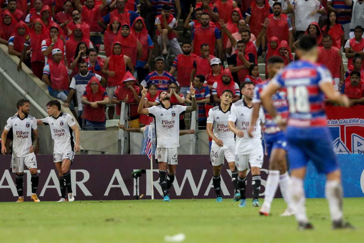 O Colo-Colo abriu dois gols de vantagem em cima do Fortaleza na estreia de ambos os times pela Libertadores