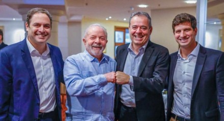 Paulo Câmara, Lula, Danilo Cabral e João Campos se reuniram em São Paulo para discutir o cenário eleitoral de Pernambuco