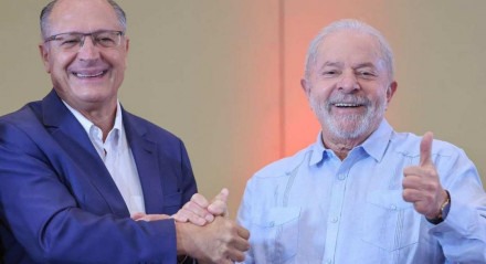 Alckmin e Lula durante reunião entre as diretorias do PT e do PSB sobre aliança para as eleições de 2022