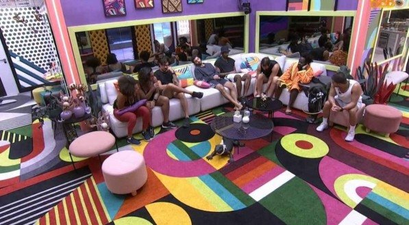 Elenco do BBB 22 reunido na sala da casa