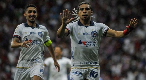 Jacaré comemora os seus dois gols contra o Cruzeiro