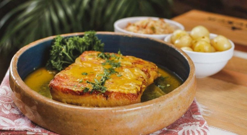 Peixe ganha banho de molho de maracujá e leite de coco mais toque de gengibre : prato elaborado pelo chef César Santos