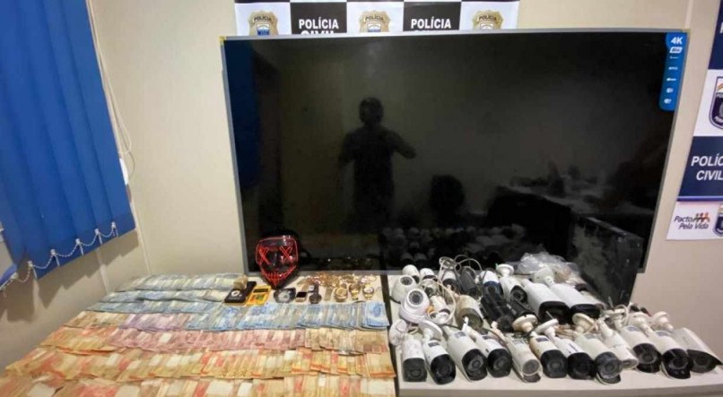 Polícia Civil encontrou 28 câmeras de segurança, drogas e dinheiro na "fortaleza do tráfico"