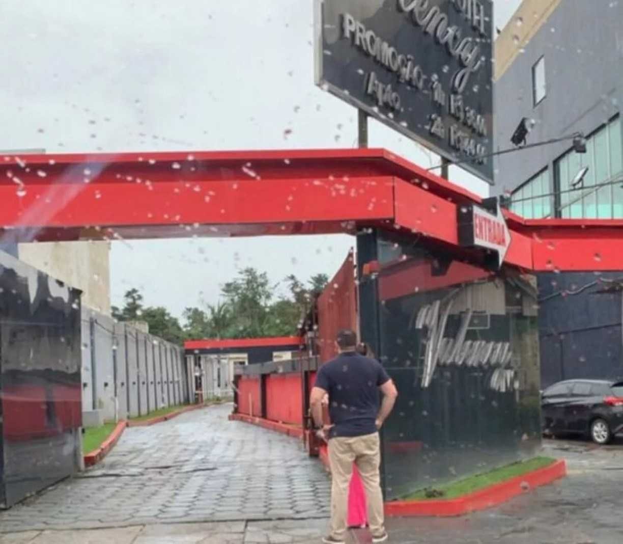 Traição? Homem é fotografado 'esperando' alguém em frente a um motel e foto viraliza  