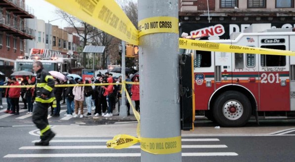 Pelo menos 13 pessoas ficaram feridas na estação de metrô do Brooklyn, em Nova York