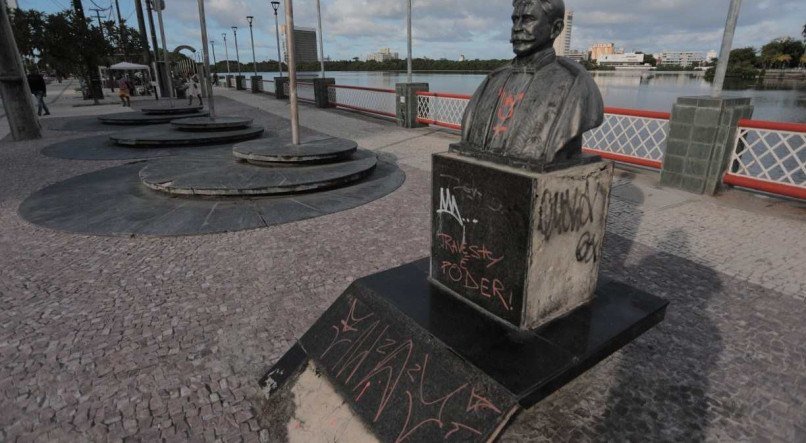 Estado atual da Rua da Aurora, um dos mais importantes cart&otilde;es-postais do Recife