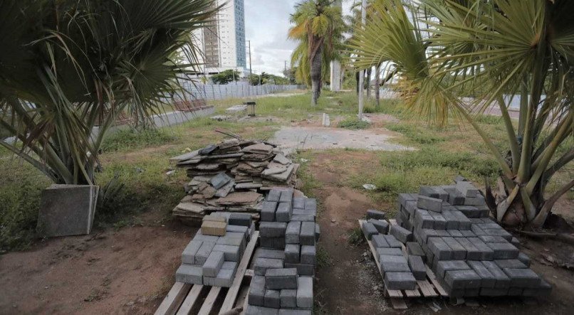 Obras inacabadas na Rua da Aurora 