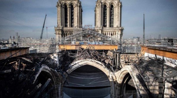 Foto de 24 de novembro de 2020 mostra trabalho de reconstru&ccedil;&atilde;o na catedral