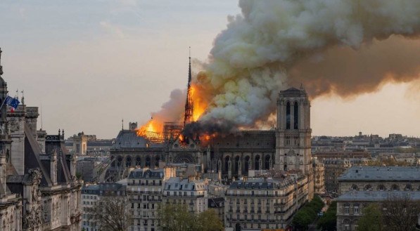 Catedral de Notre-Dame pegou fogo no dia 15 de abril de 2019