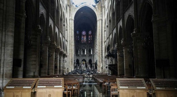 Foto tirada no dia 16 de abril de 2019 mostra destrui&ccedil;&atilde;o ap&oacute;s inc&ecirc;ndio na Catedral de Notre-Dame, em Paris