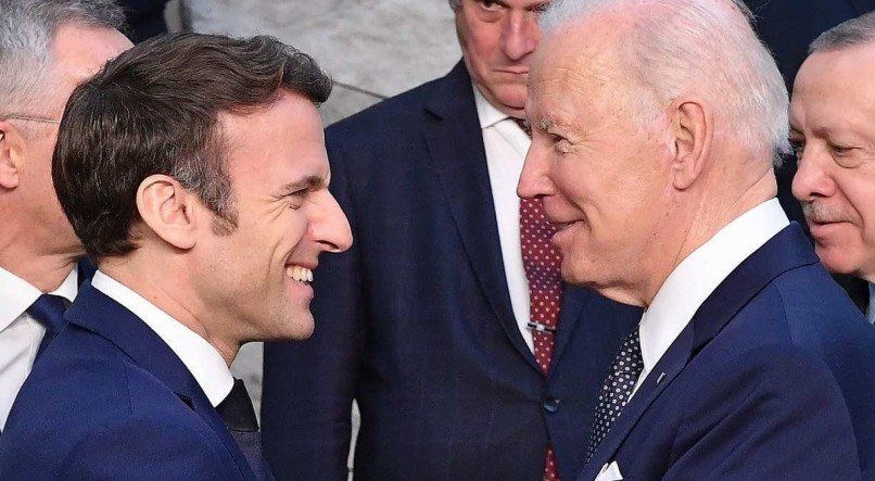 Macron (esquerda) negou-se a repetir a acusação feita por Biden (direita), de que a Rússia está cometendo "genocídio" na Ucrânia