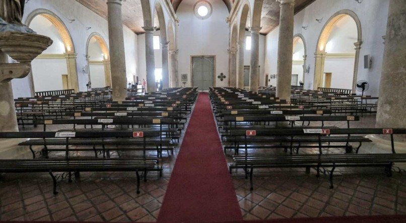 Preparativos para as missas da semana santa na Igreja da S&eacute;, em Olinda