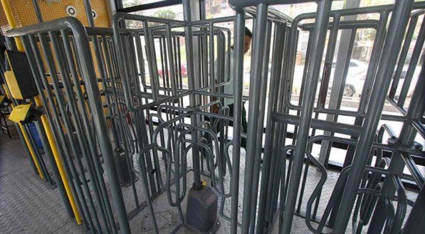 ÔNIBUS: novas CATRACAS serão instaladas nos ÔNIBUS para impedir invasões