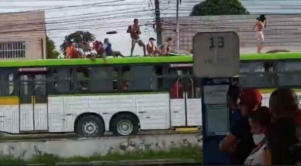 Tem sido comum ver jovens, muitos deles adolescentes, em grande quantidade sobre os ônibus