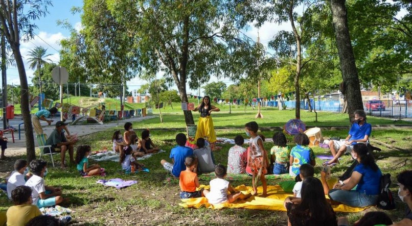 Atividades acontecem ao ar livre e reúnem crianças e adultos