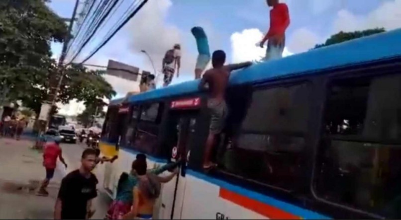 Prática de andar do lado de fora dos ônibus é vista há muitos anos no Grande Recife, mas está fugindo ao controle de 2022 para cá