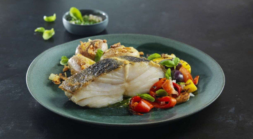 Bacalhau da Noruega grelhado com legumes e batatas esmagadas. O prato oferece diversos benef&iacute;cios para a sa&uacute;de, o que inclui a preven&ccedil;&atilde;o de doen&ccedil;as cardiovasculares