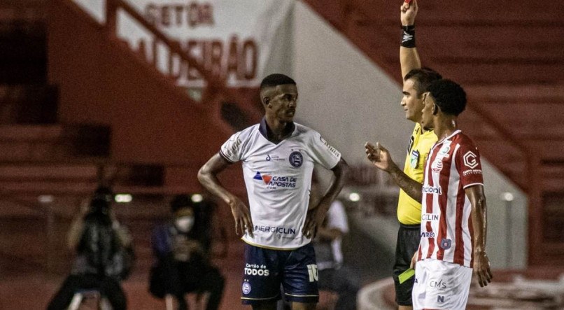 HERÓI E VILÃO Borel recebe cartão vermelho após marcar gol do Bahia nos Aflitos. Já havia levado amarelo e tirou camisa na comemoração