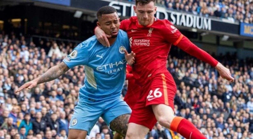  Gabriel Jesus e Robertson em Manchester City x Liverpool. Os times disputam o t&iacute;tulo da Premier League