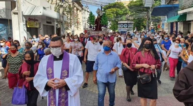 VIA SACRA Fiéis da Matriz da Boa Vista, no Centro do Recife, saíram em procissão para relembrar os últimos passos de Cristo até a crucificação