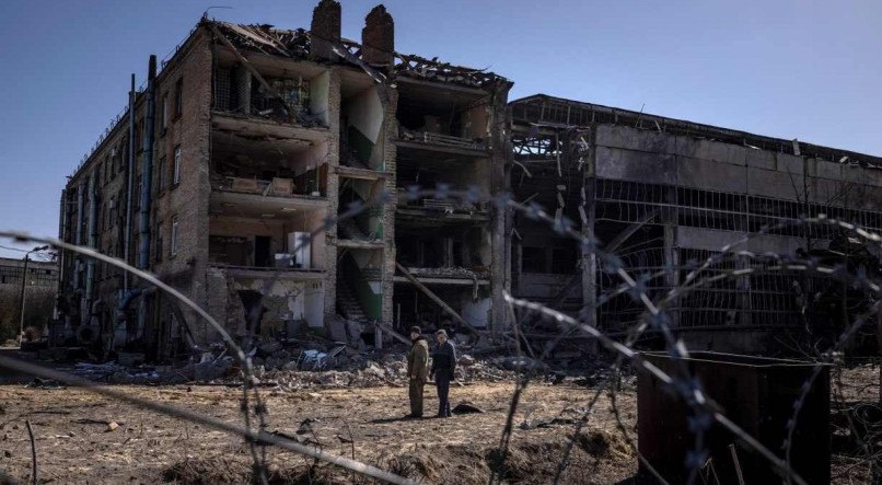 Complexo industrial atingido por ataque em Vyshneve, na Ucrânia