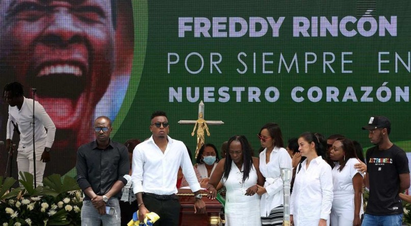 Velório do corpo do ex-meia Rincón aconteceu neste sábado (16), na Colômbia