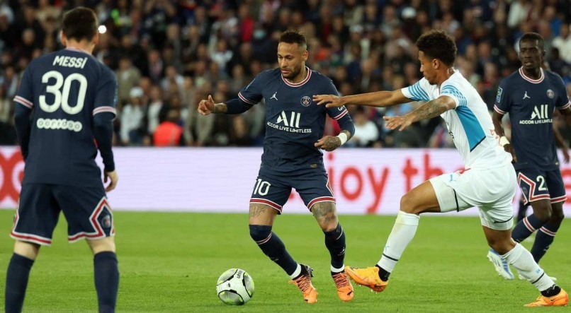 Neymar abriu o placar a favor do PSG diante do Olympique pelo Campeonato Francês
