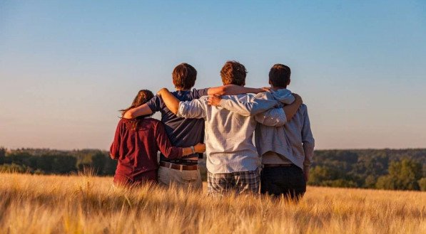 Imagem de amigos abraçados para simbolizar o Dia do Amigo