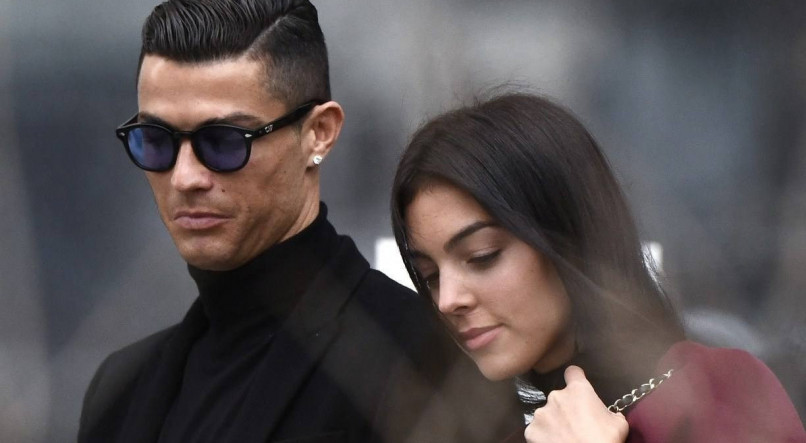 Cristiano Ronaldo e a esposa, Georgina Rodr&iacute;guez, durante viagem em 2021