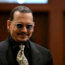 Johnny Depp chega ao tribunal para prestar depoimento em julgamento contra ex-esposa Amber Heard nesta terça-feira (19)