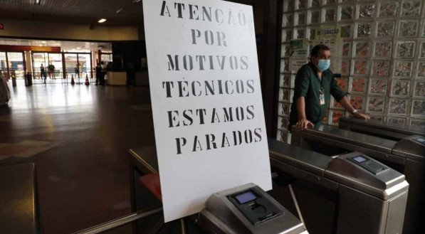 Imagem do Metrô do Recife fechado. O fechamento do Metrô do Recife aos domingos afeta diretamente entre 35 mil e 40 mil passageiros por dia na Região Metropolitana do Recife