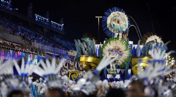 Morre menina imprensada por carro alegórico após desfile na Sapucaí, no Rio de Janeiro
