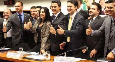 Deputados favoráveis ao Estatuto da Família comemoram aprovação na Comissão Especial em setembro de 2015