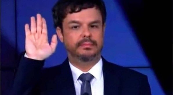 Saiba por que a justiça rejeitou denúncia contra Adrilles Jorge, acusado de saudação nazista